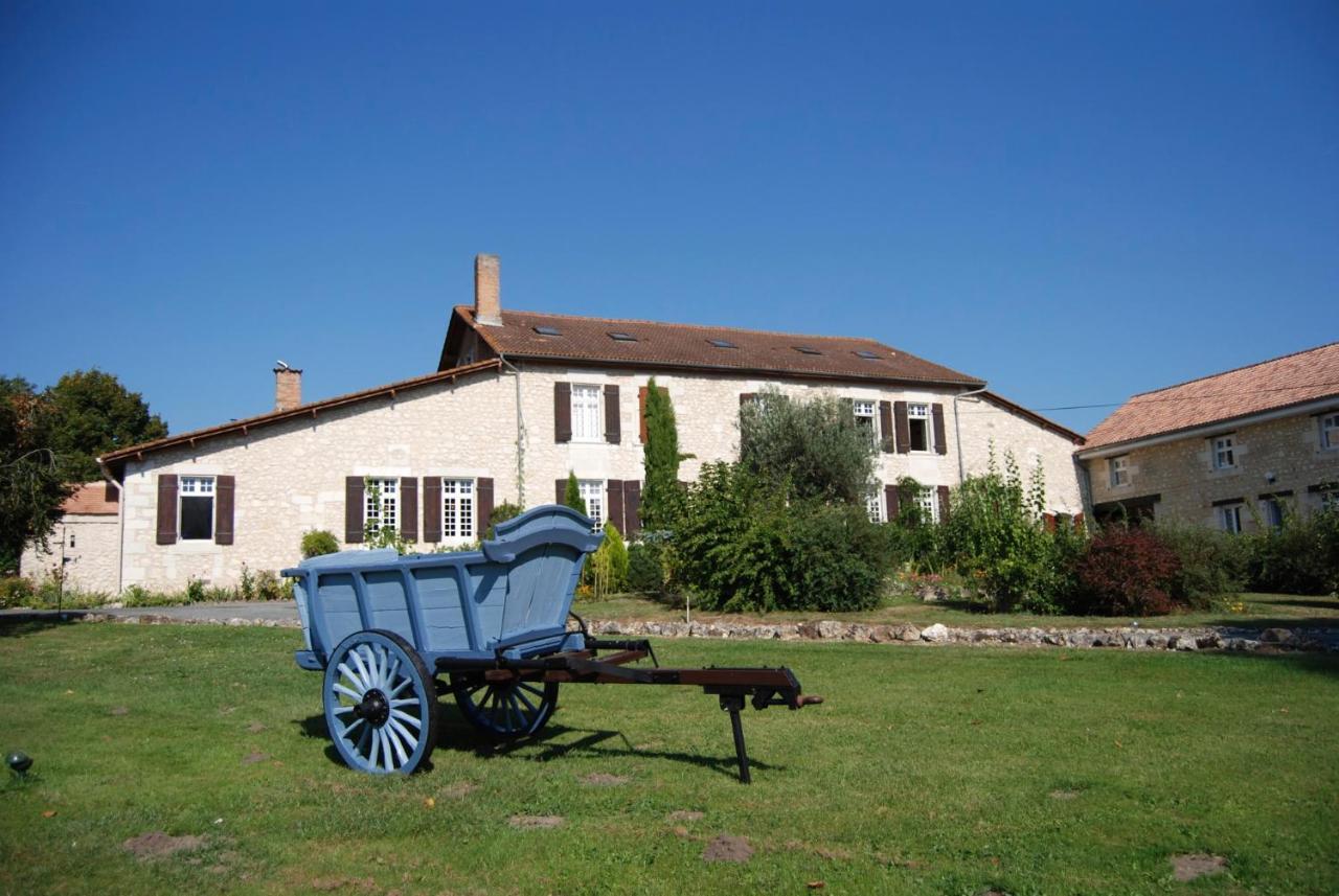 Bed and Breakfast Le Logis Des Quatre Puits Neuvicq-Montguyon Zewnętrze zdjęcie