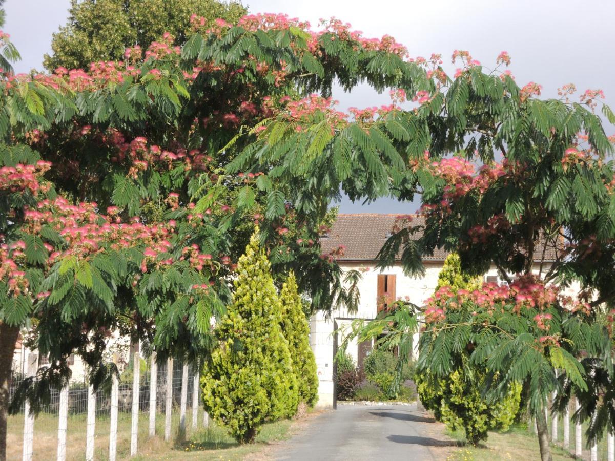 Bed and Breakfast Le Logis Des Quatre Puits Neuvicq-Montguyon Zewnętrze zdjęcie