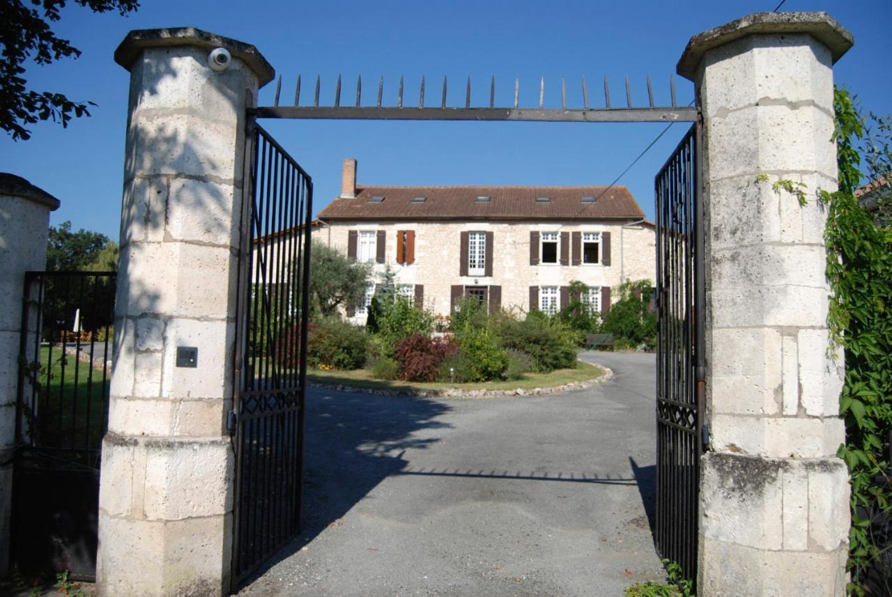 Bed and Breakfast Le Logis Des Quatre Puits Neuvicq-Montguyon Zewnętrze zdjęcie